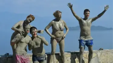 Yabancı Basın Mensuplarına Çamur Banyosu