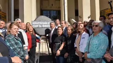CHP'liler Adliyeye Siyah Çelenk Bıraktı