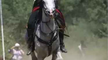 Fatih'in İzinde' At Binip Ok Atarak Gençleri Yetiştiriyor
