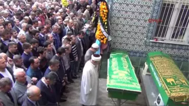 Salihli Otomobil Aynı Aileden 3 Kişiye Mezar Oldu