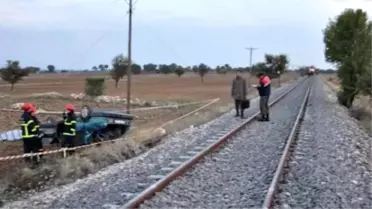 Ulubey'de Lokomotif, Otomobili Altına Alıp 50 Metre Sürükledi: 2 Ölü