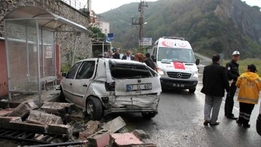 Ereğli'de Otomobil Otobüs Durağına Daldı: 2 Yaralı