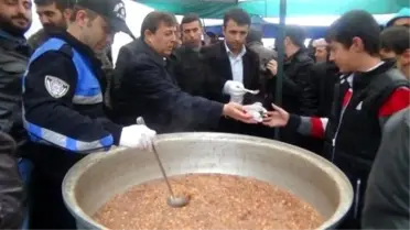 Hakkari Emniyet Müdürlüğü'nden Aşure Dağıtımı