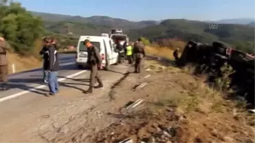 Ayvacık'ta Kamyon Devrildi: 1 Yaralı