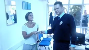 Turistin Düşürdüğü Cüzdanı Bulan Türk, Cüzdanı Polise Teslim Etti