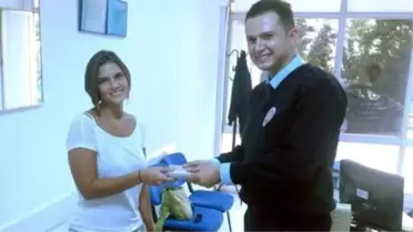 Turistin Düşürdüğü Cüzdanı Bulan Türk, Polise Teslim Etti