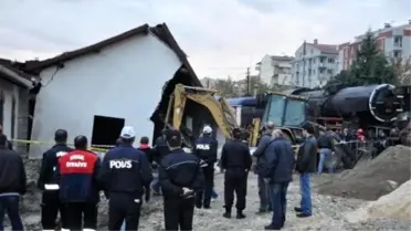 Uşak'ta Tarihi Bina Çöktü: 1 İşçi Öldü