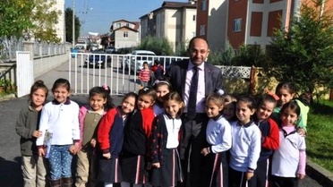 Eşref Uslu Okul Öğrencilerinden Başkan Üzülmez'e Asfalt Teşekkürü