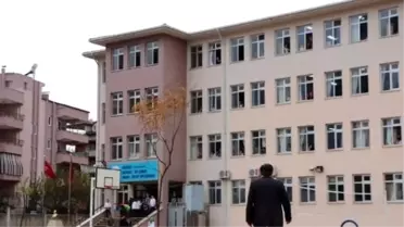 Namaz Kılarken Başlarına Alçı Tavan Düşen Üç Öğrenci Hafif Yaralandı