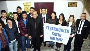Üniversiteli Roman Çocuklardan, Vali Şahin'e Teşekkür Pankartı