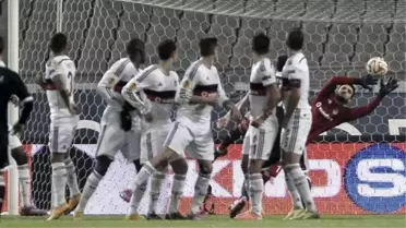 Beşiktaş'ta Yeni Taktik: Bekle ve Gör