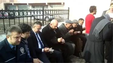 Çıldır Kaymakamlığı ve Müftülüğü Ortaklaşa Aşure Dağıttı