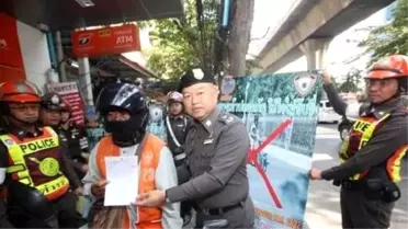 Tayland'da Kaldırımda Motorsiklet Kullanan Tutuklanabilecek