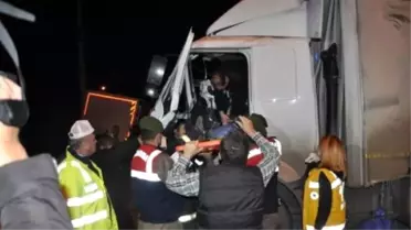 Tır Kamyona Çarptı: 2 Yaralı