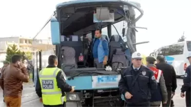 Antalya'da 2 Otobüs Çarpıştı: 15 Yaralı