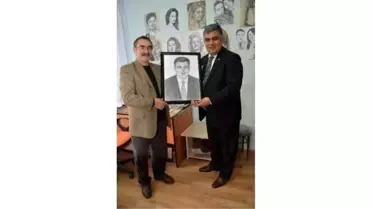 Ressam Öztürk'ten Başkan Özgüven'e Sürpriz Hediye