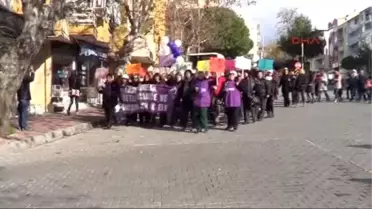 Çanakkaleli Kadınlar Şiddete Karşı Yürüdü