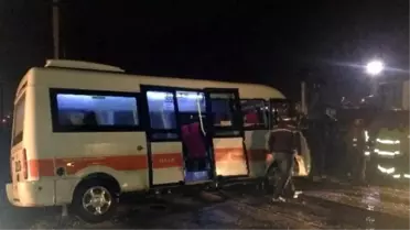 Bozüyük'te Lokomotif Dolmuşa Çarptı: 2 Yaralı