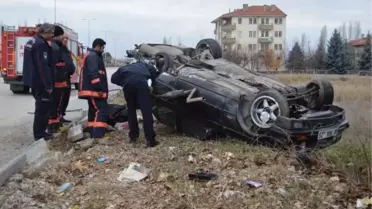 Kaldırıma Çıkan Otomobil Ters Döndü: 2 Yaralı