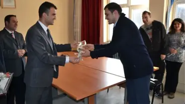 Kaymakam İnci, Öğretmenlere Çiçek Dağıttı