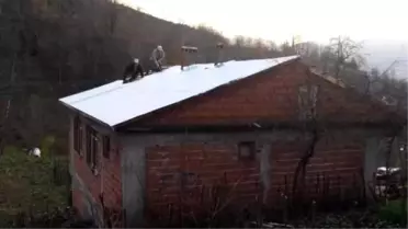 Gölköy Polisi, Yardıma Muhtaç Ailenin Evinin Çatısını Yaptırdı