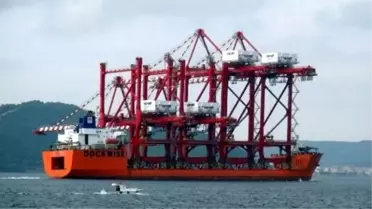 Vinç Yüklü Gemi Çanakkale Boğazı'ndan Geçti