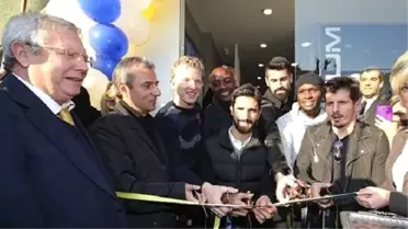 Fenerbahçe Başkanı Yıldırım ve Futbolcular, Fenerium Ortaköy Mağazası'nın Açılışına Katıldı