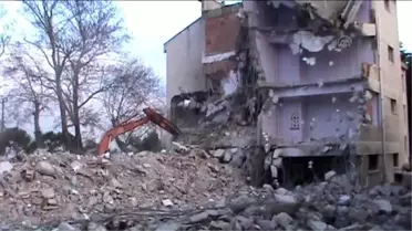 Lapseki'de Depreme Dayanıksız Okul Yıkılıyor