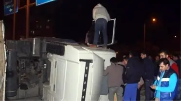 Metal Talaş Yüklü Tır Devrildi