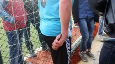 Sakarya'daki Maçta Kırmızı Kart Gören Futbolcu, Sahaya Bıçakla Girdi