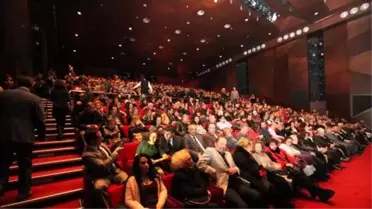 'On İki Öfkeli Adam' Ayakta Alkışlandı
