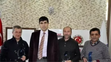 Arpaçay Kaymakamından Sahadaki Gazetecilere Plaket
