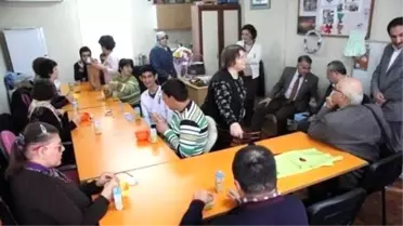 Burhaniye'de Zihinsel Engellilere Kaymakam ve Başkan Ziyareti