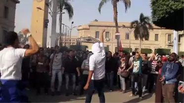 Mısır'da 'Darbe Karşıtı' Öğrenci Gösterisi