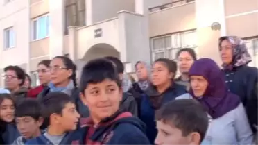Erciş'te Genç Kadının Evinde Öldürülmesi Protesto Edildi