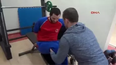 Ağırlık Kaldırarak Yaşama Bağlandı