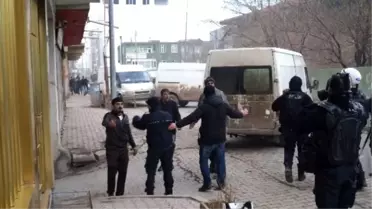Şafak Operasyonunda Sekiz Kamyon Dolusu Sigara Ele Geçirildi