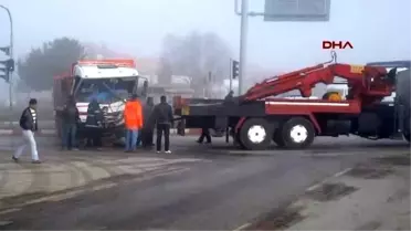 Afyonkarahisar'da Yolcu Otobüsüyle Kamyon Çarpıştı: 4 Yaralı