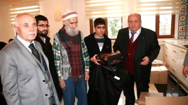 Hayırsever İş Adamı Bilal Şahin Kur'an Kursu Öğrencilerine Giysi ve Altın Hediye Etti
