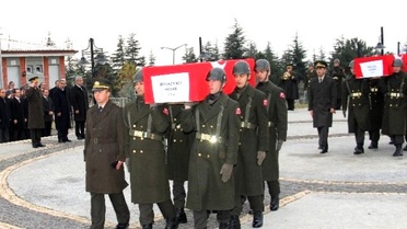 Şehit Sekiz Askerin Naaşı Şehitliğe Nakledildi