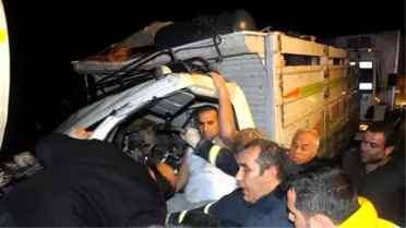 Gaziantep'te Tankere Çarpan Kamyonetin Sürücüsü Yaralandı