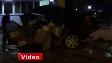Direğe Çarpan Araç İkiye Bölündü: 1 Ölü, 2 Yaralı