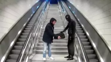 Metroda Biletmatikleri Soyan 'Örümcek Adam' Kamerada