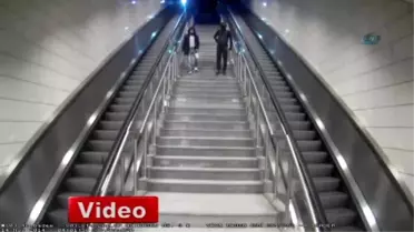 Metroya Dadanan 'Örümcek Adam' Kamerada