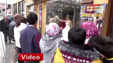 Canlı Manken Vitrine Çıktı