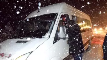 Yolda Mahsur Kalan Vatandaşları Belediye Ekipleri Kurtardı