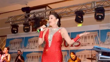 Aşkın Nur Yengi Dekoltede Sınır Tanımadı!