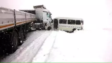 Göksun'da Tır ile İşçi Taşıyan Minibüs Çarpıştı: 11 Yaralı