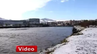 Karaya Oturan Gemi Kurtarılmayı Bekliyor