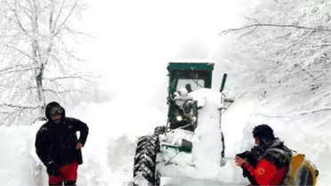 Karda Mahsur Kalan Güvenlik Görevlisini Kar Timi Kurtardı